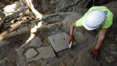 Una de las tumbas halladas en la Cova de San Xo�n Vello