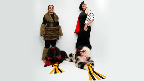 Ant�a P�rez e Iria Oujo con los estilismos con los que consiguieron el tercer y primer premio de la categor�a creativa del concurso de peluquer�a canina Principadog