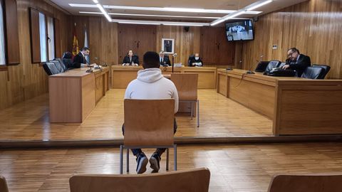 El acusado, sentado en el banquillo de la Audiencia Provincial de Lugo.