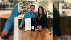 Juan Luis Mndez y Dolores Redondo con el vino Heroica, en la foto publicada por la bodega Va Romana en sus redes sociales