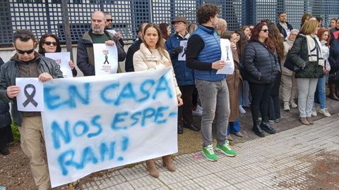 Trabajadores expertos en educación de menores marginados de Badajoz se concentraron para expresar sus condolencias por la muerte violenta de una de sus compañeras