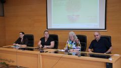 Isabel Moci�o, Sonia Gonz�lez, Montserrat Cruz y Deibe Fern�ndez Simo durante la presentaci�n del nuevo programa de la facultad
