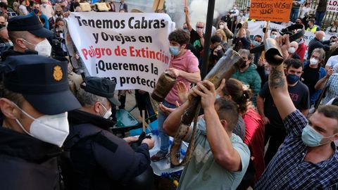 Centenares de ganaderos asturianos protestan ante la Junta por el futuro del sector
