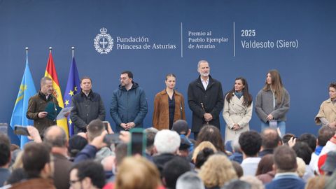 Los Reyes, la princesa Leonor y la Infanta Sof�a durante el acto de entrega del premio al ?Pueblo Ejemplar de Asturias 2025, a 25 de octubre de 2025, en Valdesoto, Sieto, Asturias (Espa�a). El Premio al Pueblo Ejemplar de Asturias 2025 ha sido concedido a la parroquia de Valdesoto, que pertenece al concejo asturiano de Siero