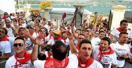 Cientos de corredores aguardan impacientes el momento del chupinazo en la edici�n del 2012. 