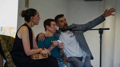 Mar�a Pi�eiro, vecina de Rial do Mato (Teo),�durante�su homenaje en Rar�s, junto a Jos� Mar�a Cebeiro, quien tuvo la idea original de hacer un libro-ced� sobre ella y lo escribi�junto a Xos� Francisco Noia y Julia Pozo.