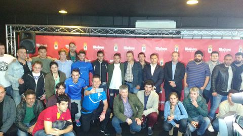 Vila, Susaeta, Nando, Diegui y Fern�ndez en el acto de Mahou junto a varios hosteleros de Oviedo