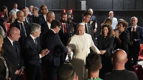 Le�n XIV saluda al presidente de la Generalitat, Salvador Illa, a su llegada este mi�rcoles a la prisi�n de Brians 1