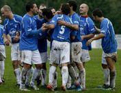 Los futbolistas de M�chel celebran un gol en el campo municipal de O Savi�ao en la liga.