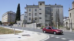 Edificio del antiguo sanatorio Ra�ces, en la calle Ourense, en venta desde hace a�os