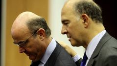 El ministro espa�ol de Econom�a, Luis de Guindos, conversa con el ministro franc�s de Finanzas, Pierre Moscovici