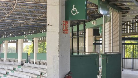 Soporte colocado en Fondo Norte en el estadio de A Malata este jueves.