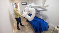 Tecnolog�a. Diego P�rez ha sumado a su cl�nica larachesa una nueva m�quina de resonancia magn�tica terap�utica, la MBST, la segunda que llega a sus instalaciones en apenas dos a�os, elementos de vanguardia de los que adem�s hay pocos en Espa�a.