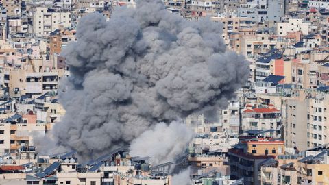 Una columna de humo en Beirut, tras un ataque del Ej�rcito israel� en el L�bano.