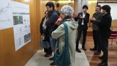El concejal de Urbanismo, Iago Lesteg�s, present� los anteproyectos este mi�rcoles en la reuni�n que convoc� la asociaci�n vecinal Raigame.
