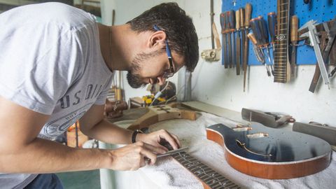 No Garca, trabajando el mstil de una guitarra elctrica