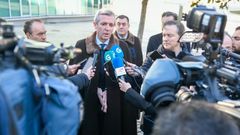 Alfonso Rueda haciendo declaraciones a los medios a su llegada a la Feira do Cocido de Lal�n