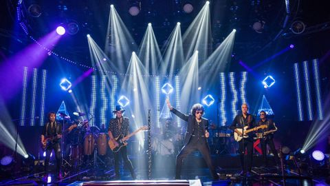 Bunbury y su banda tocando en directo en el plat de La Hora Musa, que se emite los martes en La 2