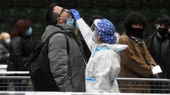 Profesionales sanitarios durante un cribado selectivo de detecci�n del covid-19 a la poblaci�n de Segovia