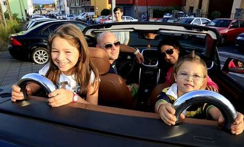 Una familia probaba ayer un descapotable en la feria del autom�vil de Baio.