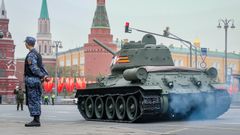 Un tanque Moscú, durante el ensayo del desfile militar por el Día de la Victoria.