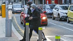 Dos mujeres con mascarilla, este s�bado, paseando por Pontevedra