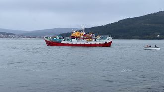 El Brisan, con bandera del Reino Unido, qued� varado en un banco de arena en O Freixo (Outes) el 7 de marzo del 2024.