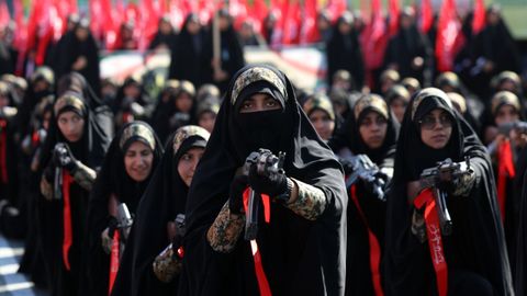 Mujeres participando en la marcha de la campa�a de autosacrificio por Ir�n de este viernes 