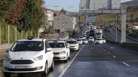La caravana de taxistas recorriendo Santiago