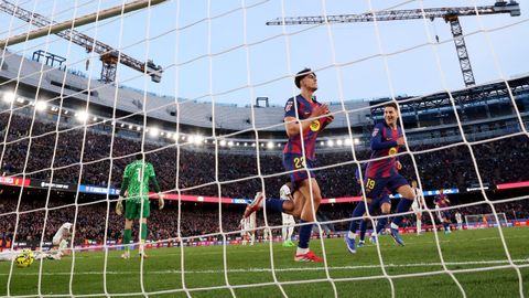 Marc Bernal celebra el tercer gol del Barcelona con el que cerr&oacute; su triunfo ayer ante el Mallorca.