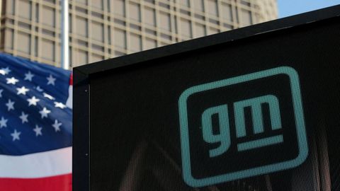 Logo de General Motors ante la sede central de la compa&ntilde;&iacute;a en Detroit.