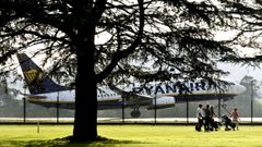 Un avi�n de Ryanair ante el Aeroclub de Vigo de la �ltima ruta internacional que ha tenido Peinador, la de Londres