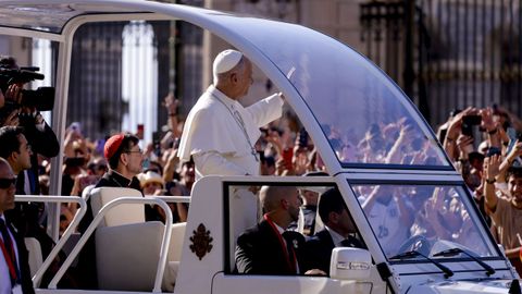 El papa Le�n XIV a su salida a la catedral de la Almudena de Madrid.