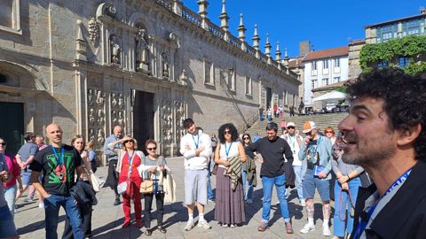 O editor Henrique Alvarellos, na praza da Quintana, facendo de cicerone nun paseo pola Compostela que marcou ao andaluz.