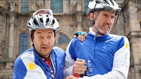 Gerardo, sordociego de nacimiento, con el agente local Javier Pitillas, fundadores de Discamino