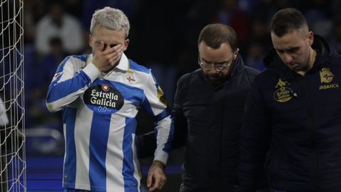 David Mella, atendido por los servicios m�dicos del Deportivo tras sufrir un golpe ante el Granada.