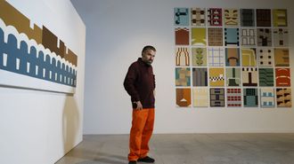 V�tor Mejuto, posando coa s�a obra na exposici�n �A Coru�a cidade�, que acolle a sede coru�esa de Afundaci�n.