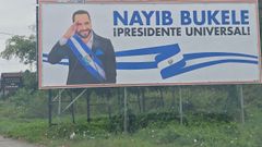 Valla publicitaria de Bukele a las afueras de Oviedo