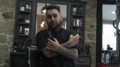 Pablo, en su barber�a en Xinzo