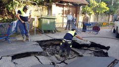 Personal de Aqualia, trabajando