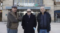 Fernando Rodr�guez, Jos� Rodr�guez Eireos y Avelino Vilari�o frente a la estaci�n de ferrocarril de Ourense
