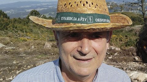 Xo�n Xos� B�a Lado, en una imagen reciente de una andaina contra el parque e�lico del monte Acibal
