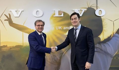 Domenico Bondi, director general de Volvo Bus UK & Ireland, y Eloy Prez, consejero delegado de UNVI