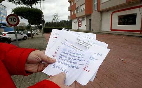 Un vecino muestra los reclamos del constructor para que le pague la luz