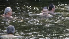 Las im�genes del ba�o de Mariano Rajoy en el r�o Umia