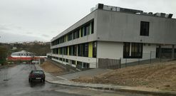 El nuevo instituto est� junto a las instalaciones deportivas de Acea de Ama. 