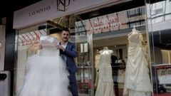 Brais Palmero en la tienda de novias que acaba de abrir en Cuatro Caminos