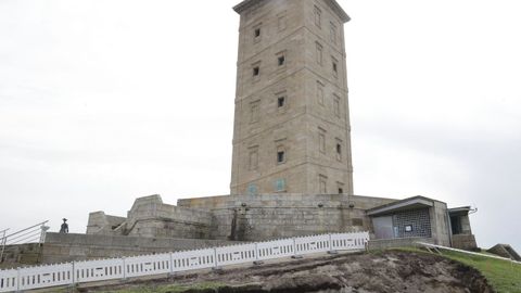 Parte de la rampa de entrada a la Torre est� ocupada por vallas y hay una zanja abierta