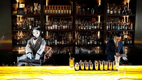 En un bar de Sel han recurrido a un robot que talla el hielo para minimizar el contacto y prevenir los contagios