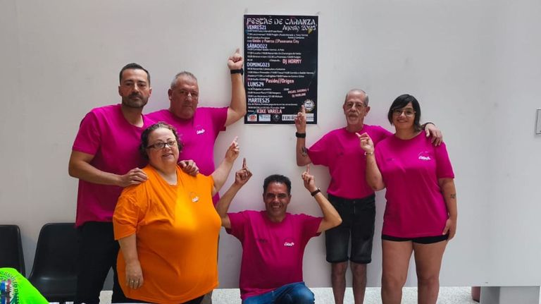 Comisi�n de fiestas de Caranza con la pegada de carteles